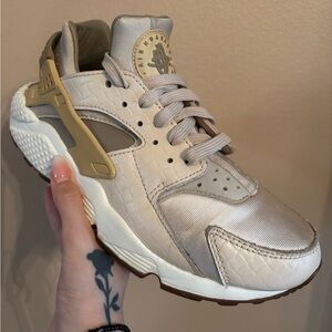 Nike Women's Sneakers in Cream and Tan